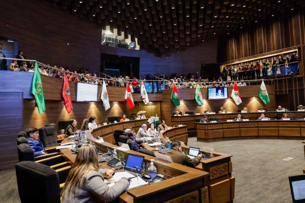 La Cámara de Senadores aprobó este miércoles el proyecto de ley 417 que deja sin efecto la Ley 1720 de Reconversión de Tierras, tras un proceso de concertación en la ciudad de La Paz con comités cívicos y sectores productivos para frenar los conflictos sociales en el país.