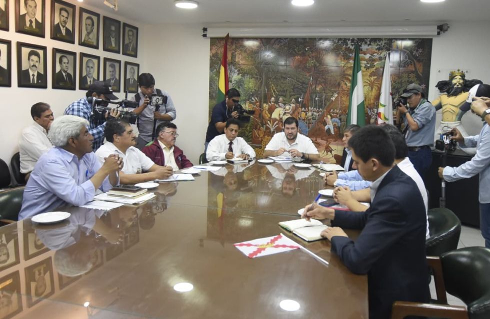 Cívicos y Gobierno instalan reunión en Santa Cruz sin la presencia de Paz
