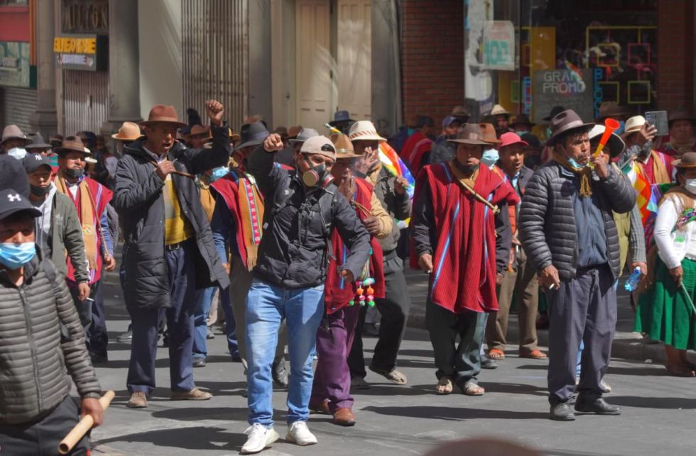 Campesinos y mineros insisten en la renuncia de Paz; dicen que es la única salida a la crisis