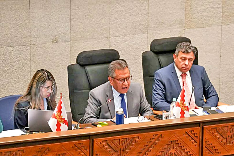 Interpelación a Oviedo concluye sin censura y con críticas por manejo del caso “Maletas”