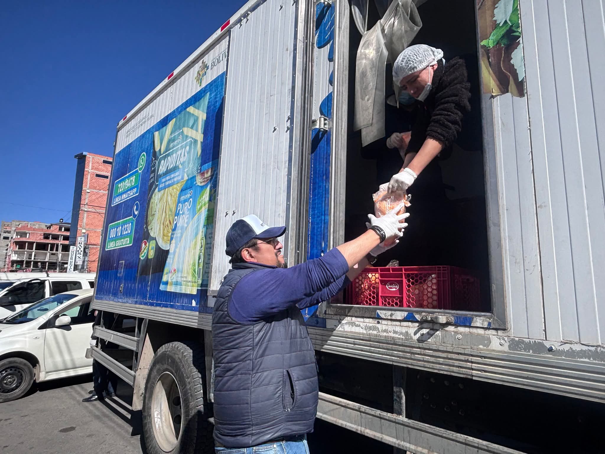 EMAPA distribuye carne de pollo en El Alto para garantizar el abastecimiento