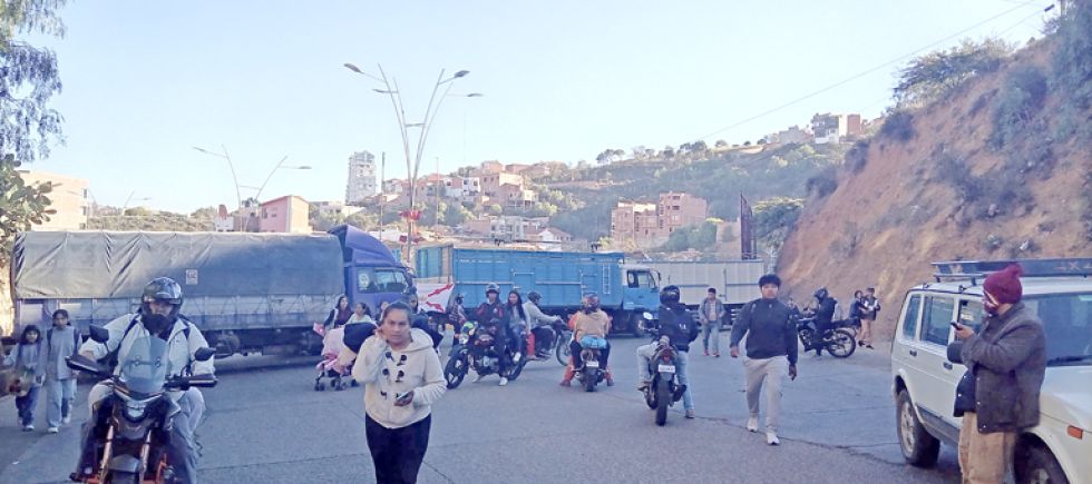 Transporte califica de contundente el paro y advierte con nuevas medidas