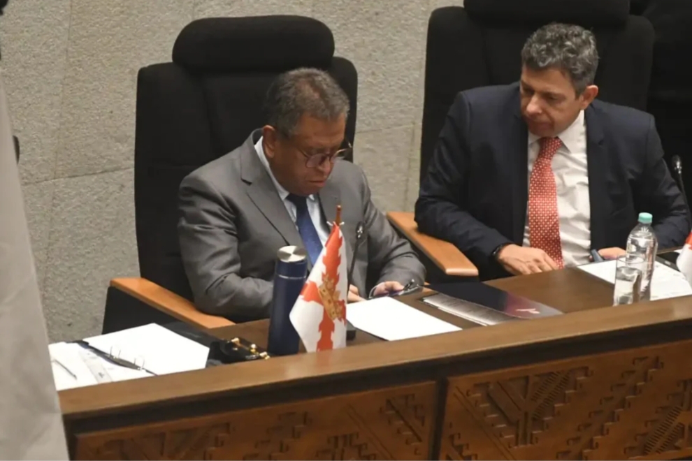 Oviedo evita la censura tras respaldo mayoritario en la Asamblea