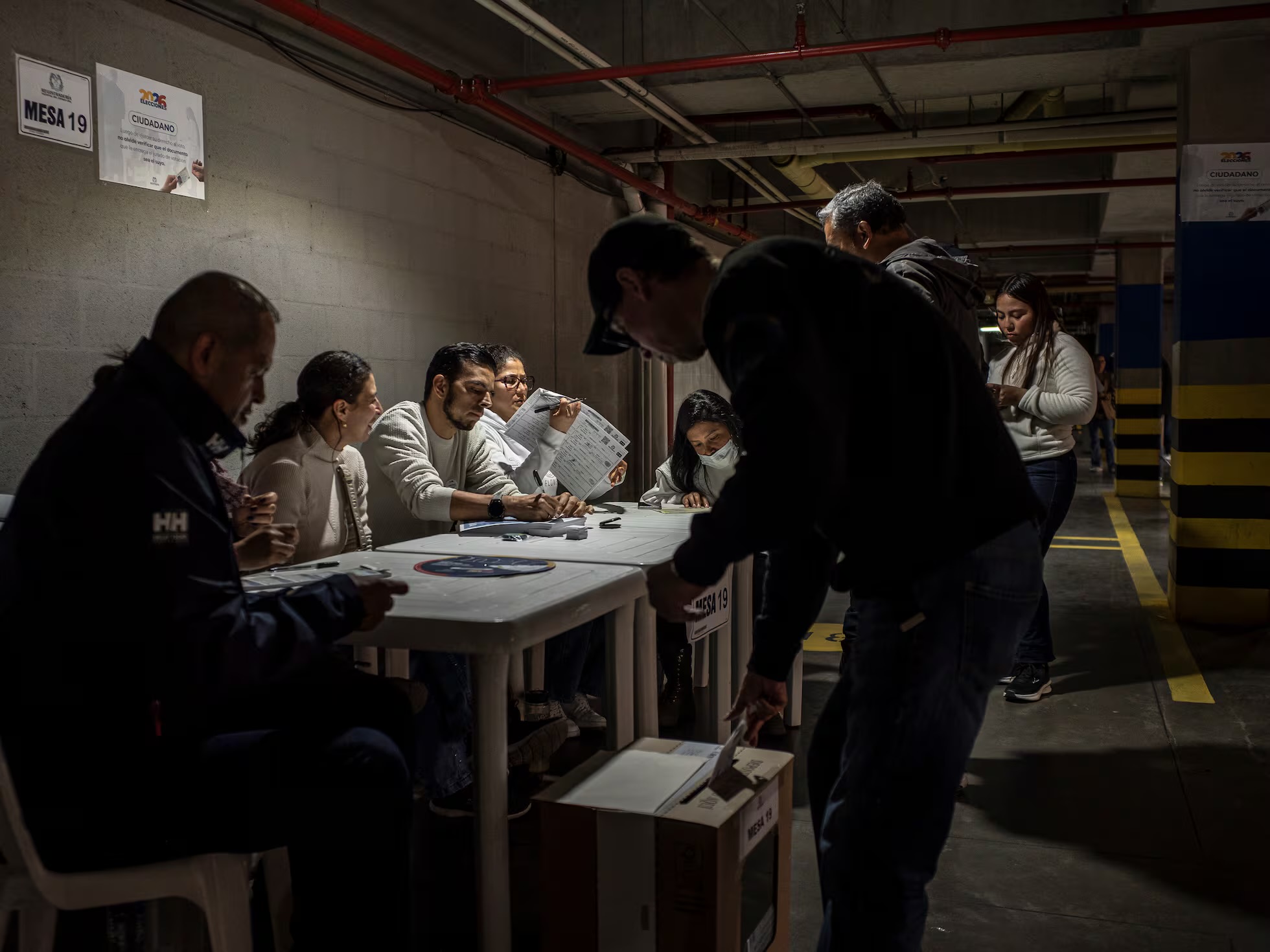 Cierran las urnas en Colombia y comienza el conteo de votos