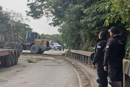 Policía despeja bloqueos en los Yungas y reabre la vía La Paz – Caranavi