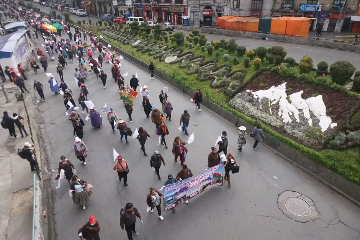 Comerciantes marchan con banderas blancas en demanda de una solución urgente a los bloqueos