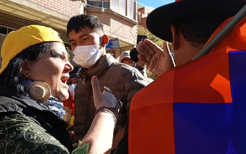 María Galindo es expulsada de marcha indígena en La Paz