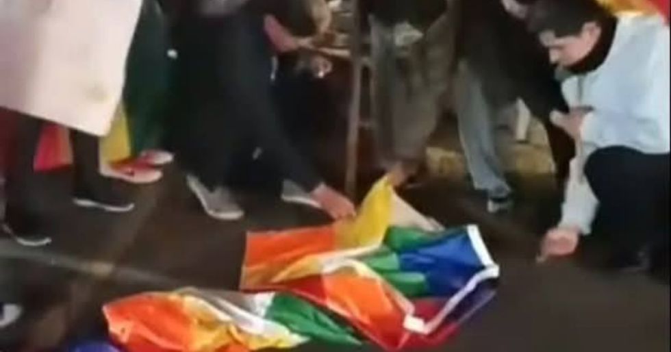 Ejecutivo rechaza quema de la Wiphala tras disturbios en La Paz