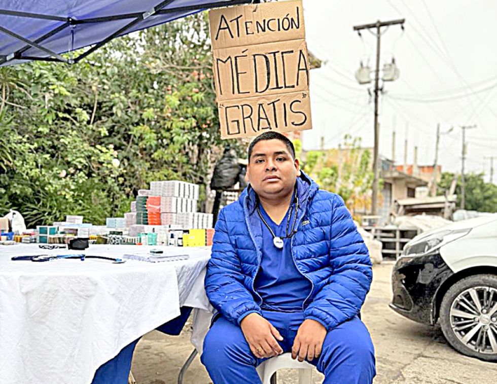 Médico de raíces bolivianas brinda atención gratuita en barrios de Argentina