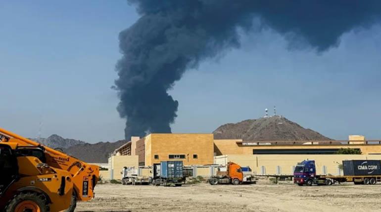 Incendio en instalaciones petroleras de Emiratos Árabes tras presunto ataque con dron