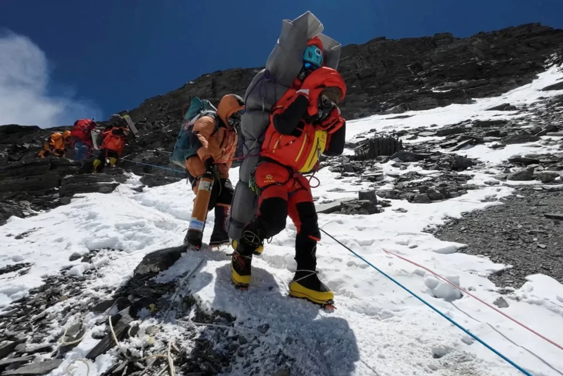 Tres décadas después de la tragedia de 1996, nuevos riesgos preocupan en el Monte Everest