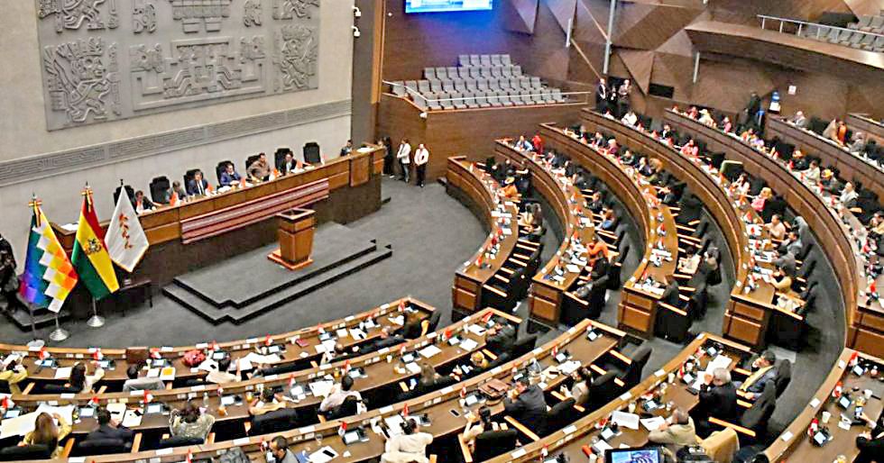 Senado analiza declarar feriado nacional el 25 de mayo