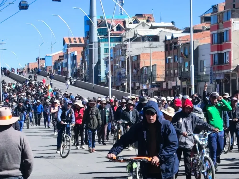 Nuevas marchas parten desde El Alto para exigir la renuncia de Paz