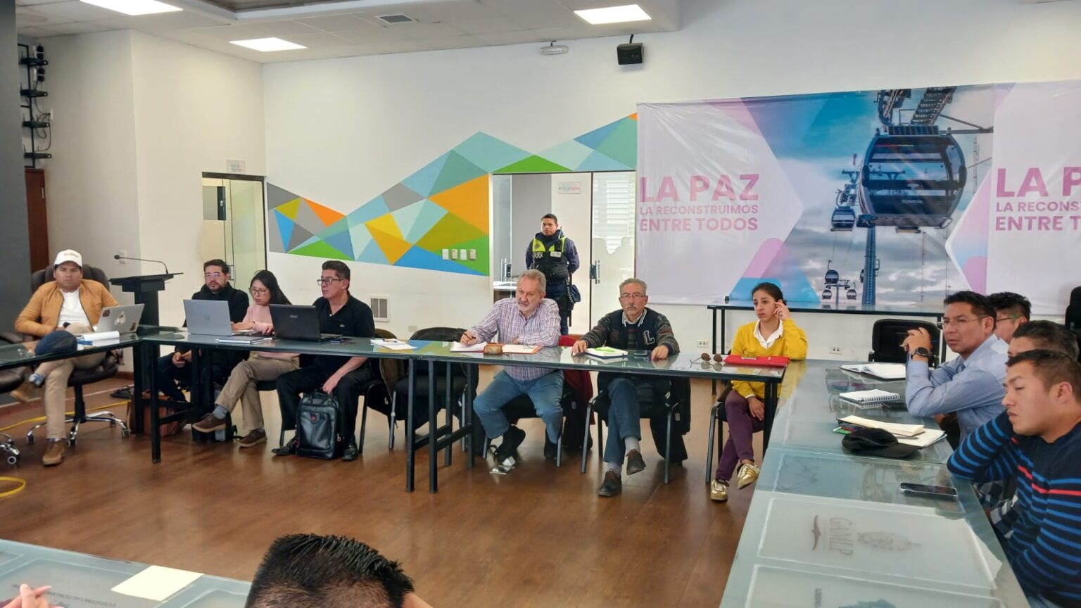 Conformarán comisión para garantizar abastecimiento de alimentos, combustible y medicamentos en La Paz
