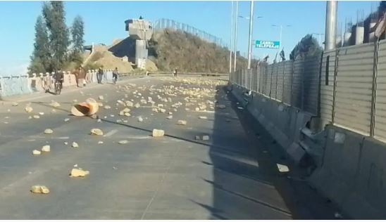 ABC denuncia daños severos en la Autopista La Paz – El Alto debido a las movilizaciones