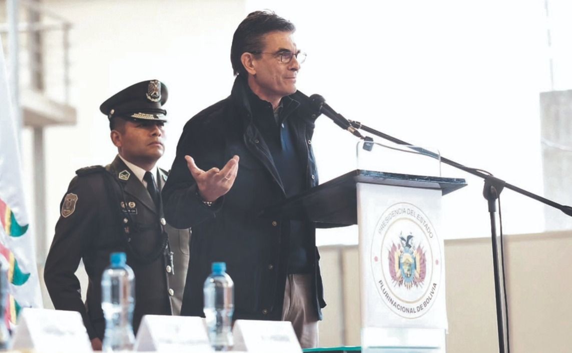 Gobierno convoca reunión para garantizar combustible y alimentos en La Paz