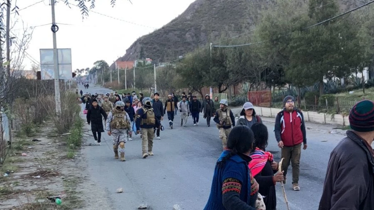 Militares y policías despejan ruta clave para el ingreso de alimentos a La Paz