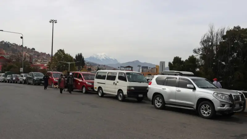 Filas kilométricas por combustible reflejan el impacto de la escasez en La Paz