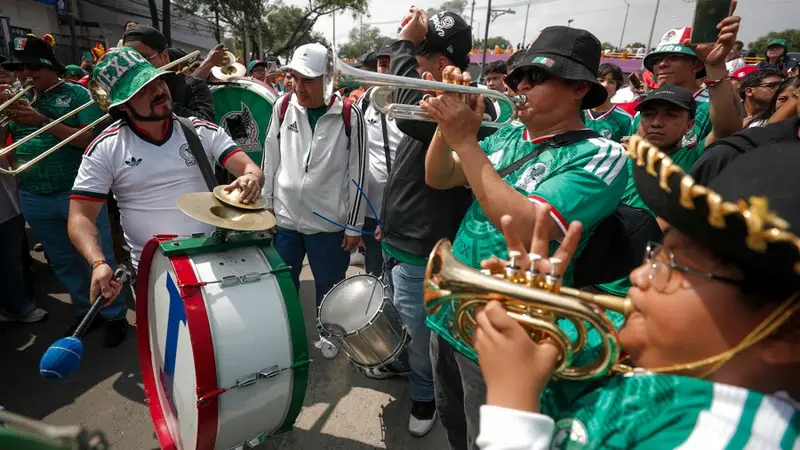 Miles de hinchas llenan las afueras del estadio Azteca en la antesala del Mundial 2026