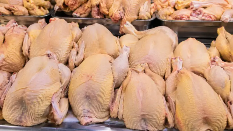 El precio del pollo llega hasta Bs 47 por kilo y preocupa a consumidores en La Paz
