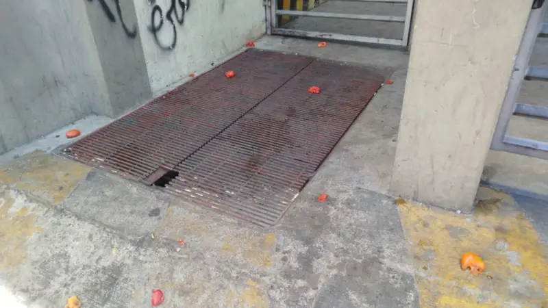 Protesta con lanzamiento de tomates marca el ampliado de la COB en La Paz