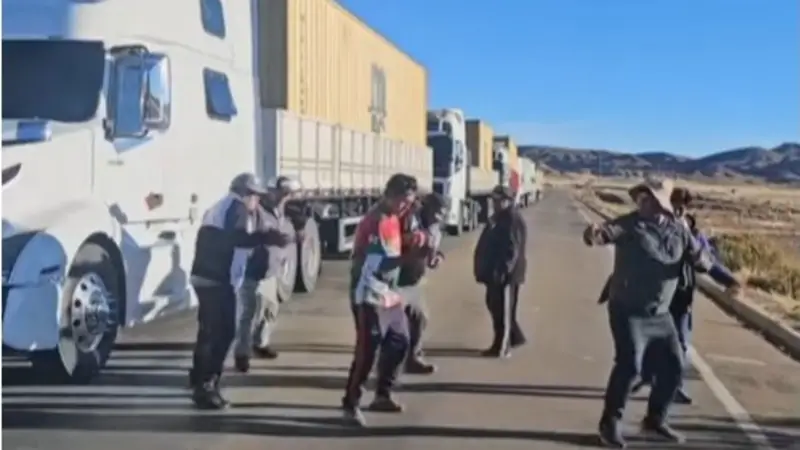 Transportistas convierten la espera en un baile y se vuelven virales en medio de los bloqueos