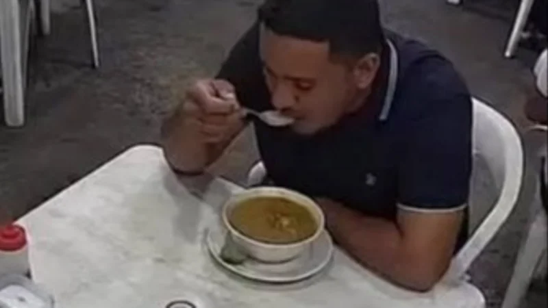 Video viral muestra a una rata cayendo en un plato de sopa durante un almuerzo