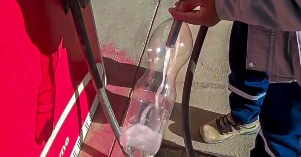 Denuncian venta ilegal de gasolina hasta en Bs 30 por litro en Potosí