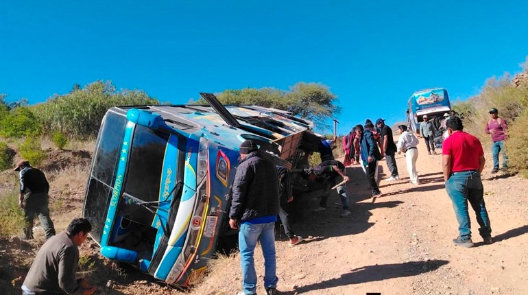 Bus vuelca cerca de Capinota al intentar evitar un punto de bloqueo