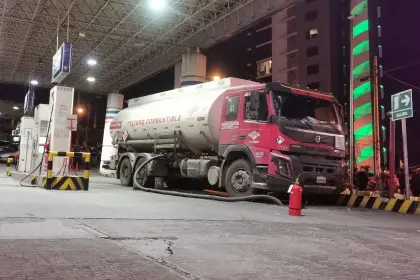 Filas por combustible continúan pese a mayor distribución anunciada por YPFB