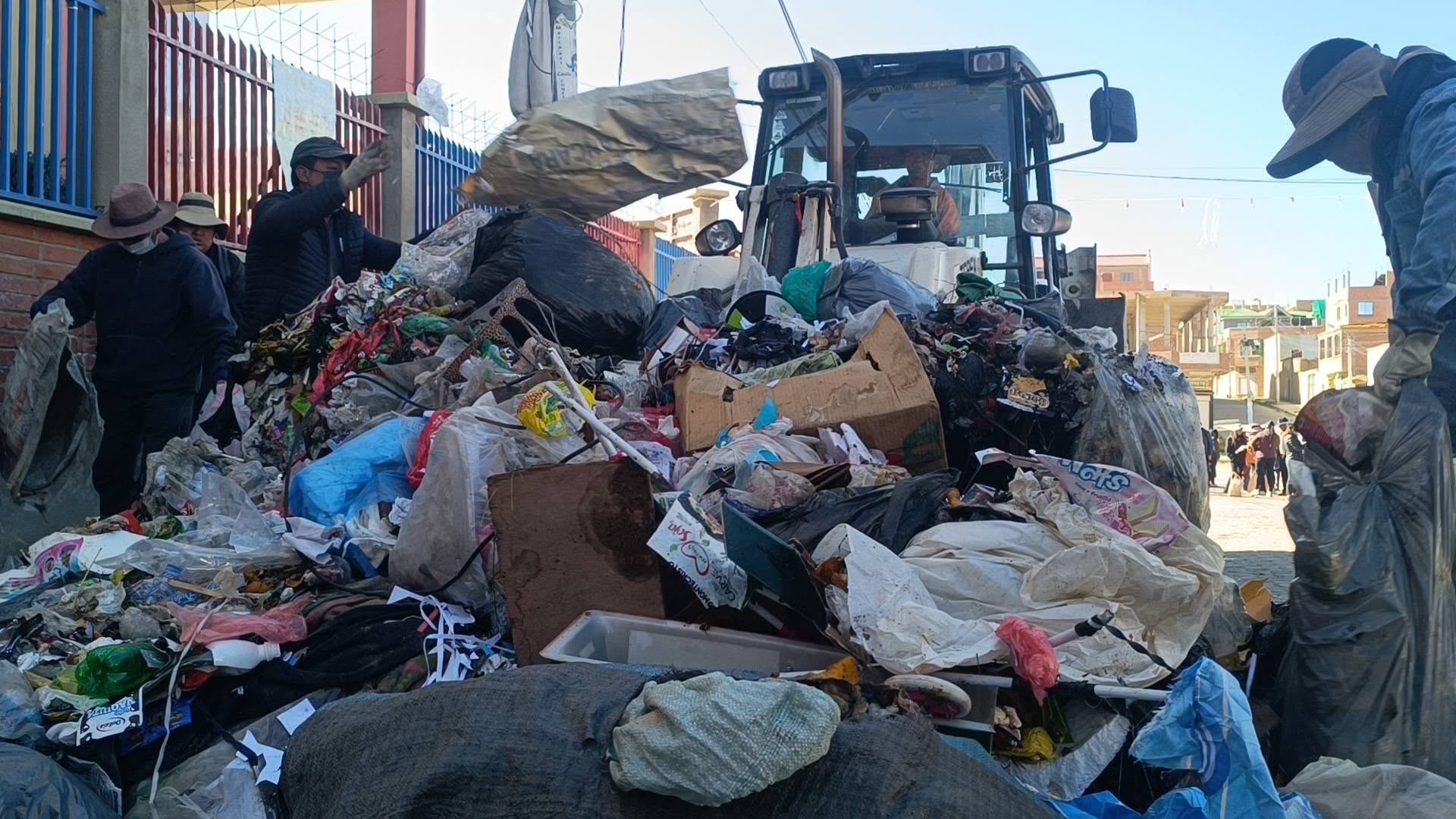 Alcalde lidera operativo de limpieza para retirar basura acumulada en los 14 distritos de El Alto