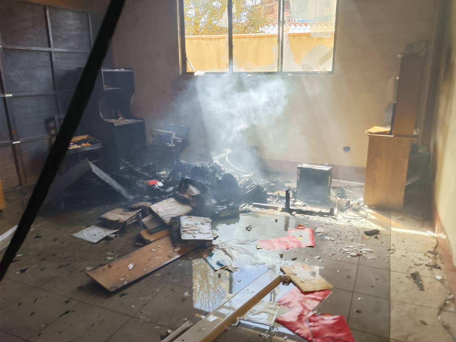 Denuncian incendio y saqueo de una subalcaldía en El Alto