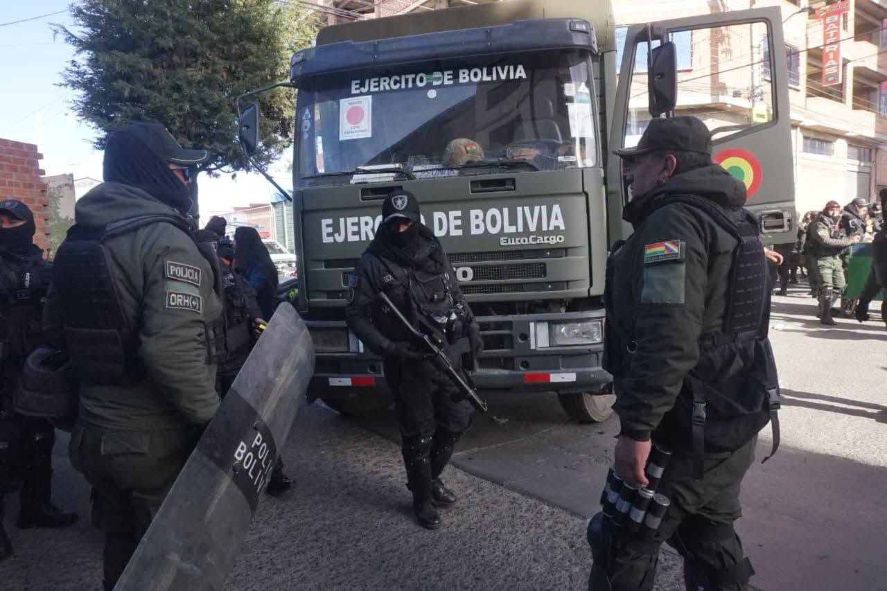 Tropas se movilizan a puntos de bloqueo en La Paz y Oruro para restablecer la circulación
