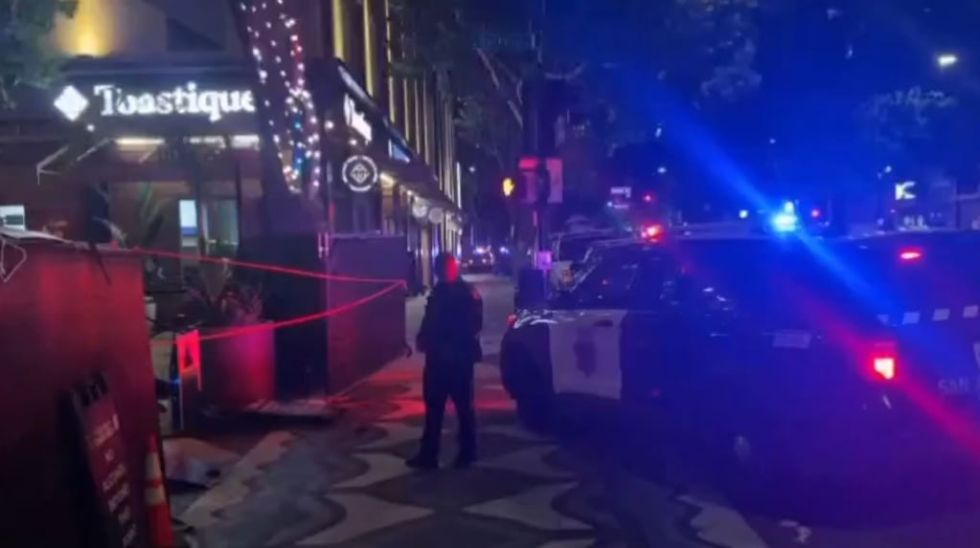 Ataque armado en zona mundialista de California deja un fallecido y un herido grave