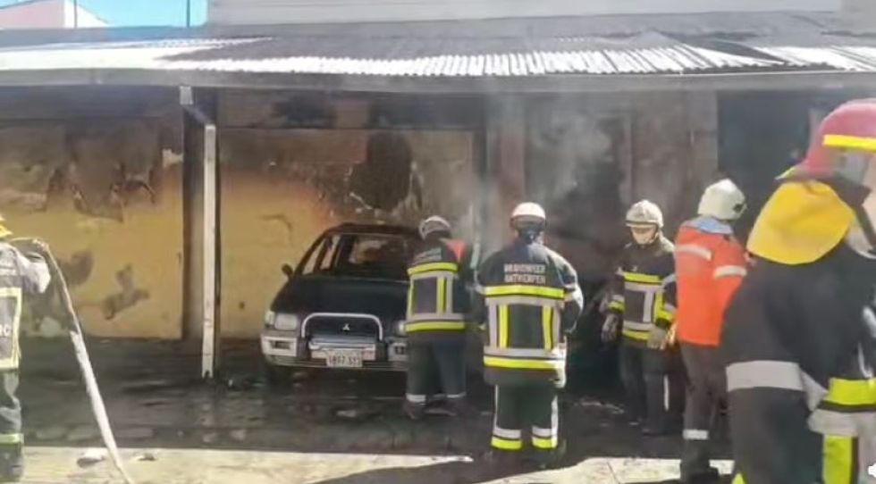 Incendio en parqueo de Oruro deja seis motorizados afectados