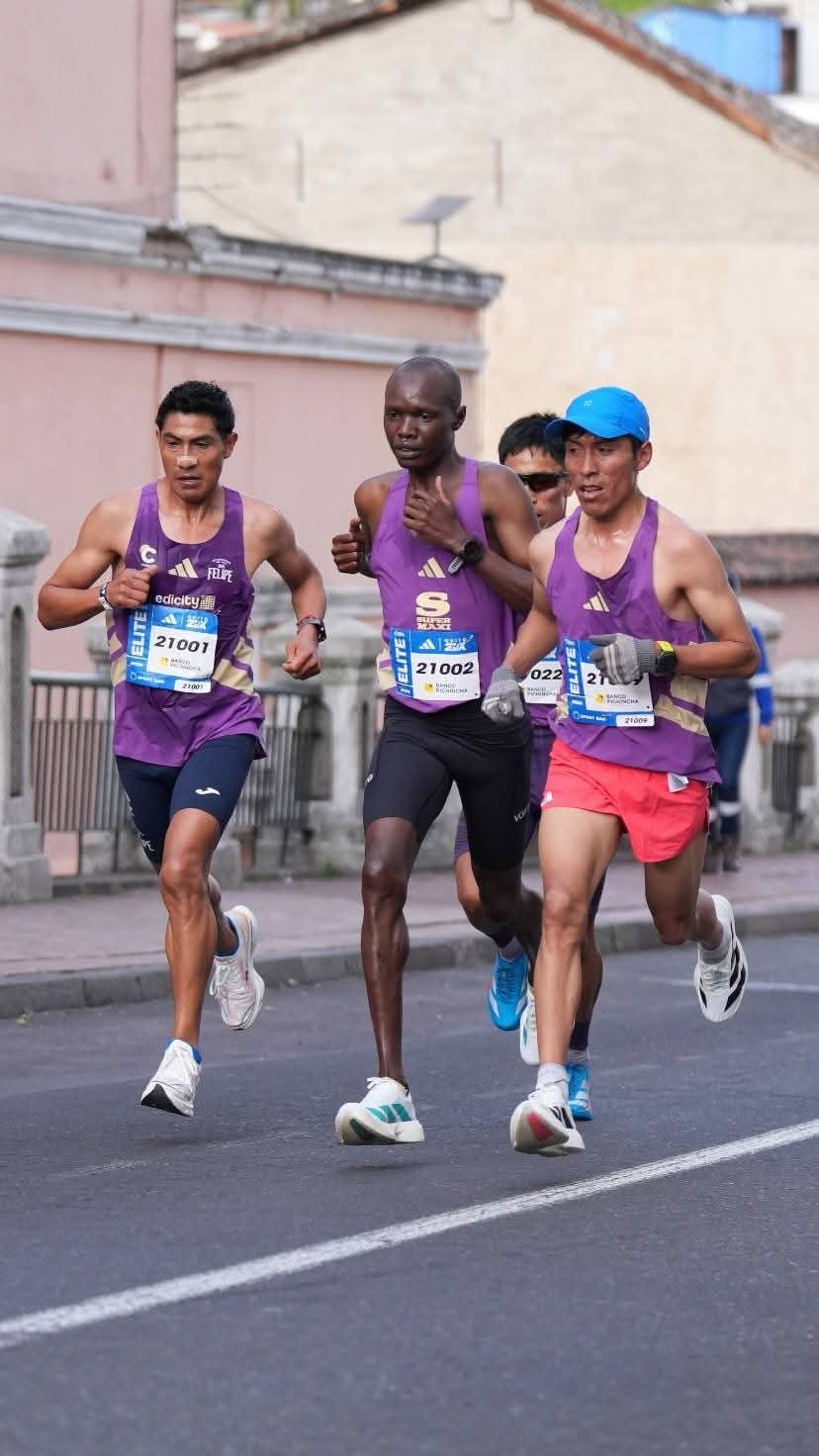 Héctor Garibay supera la crisis de los bloqueos y conquista el podio en una carrera internacional en Ecuador