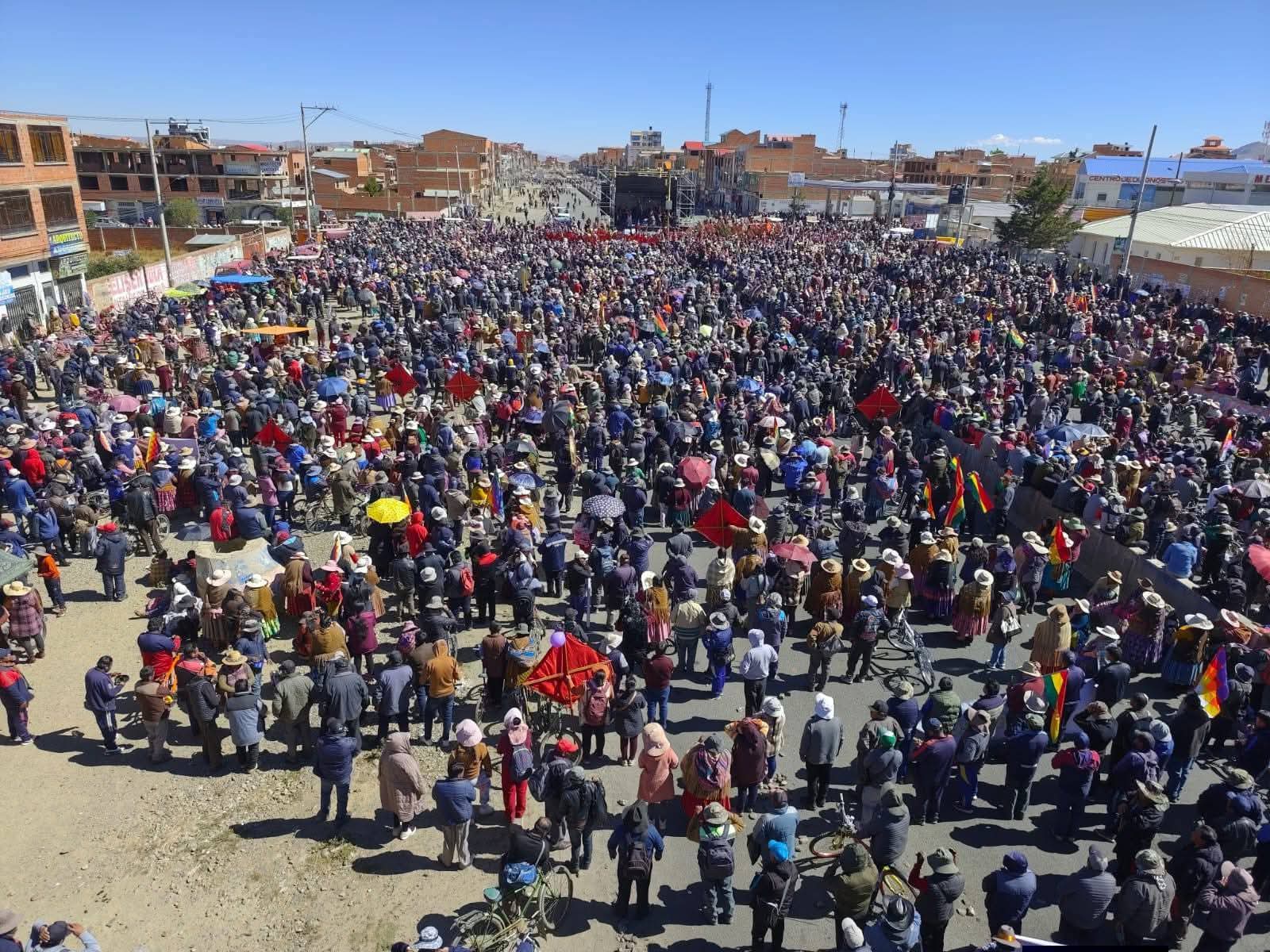 Cabildo en El Alto lanza ultimátum de 48 horas para la renuncia del presidente Paz y ratifica los bloqueos