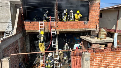 Incendio destruye una vivienda en Cochabamba y deja varios afectados por inhalación de humo