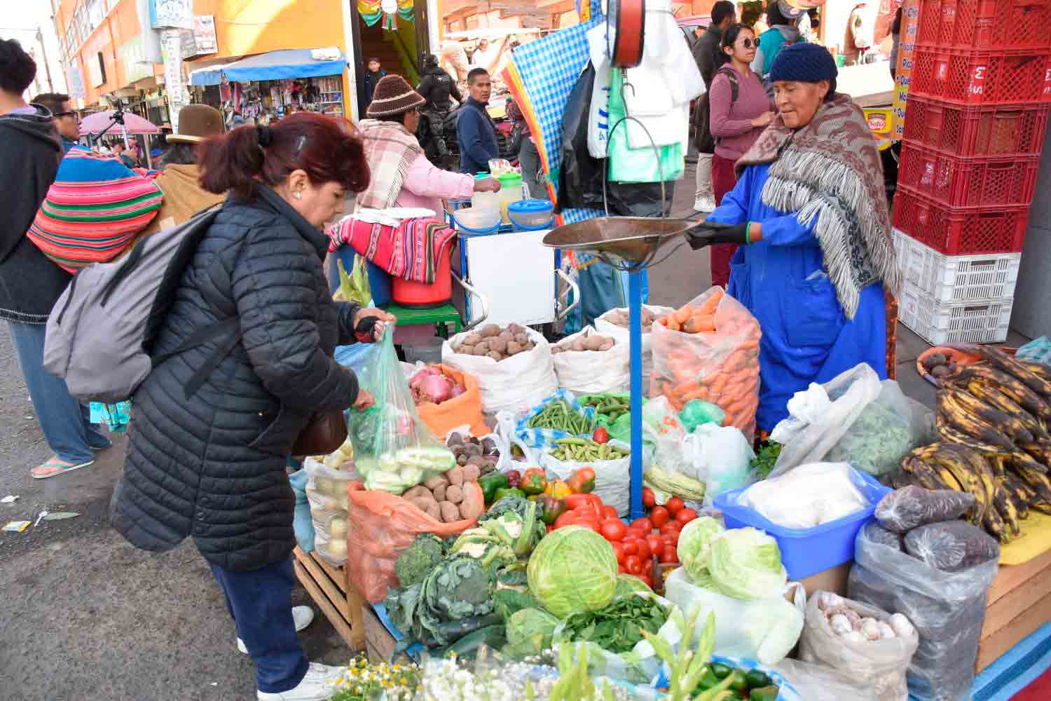Precios de alimentos se quintuplican en La Paz por la escasez causada por los bloqueos