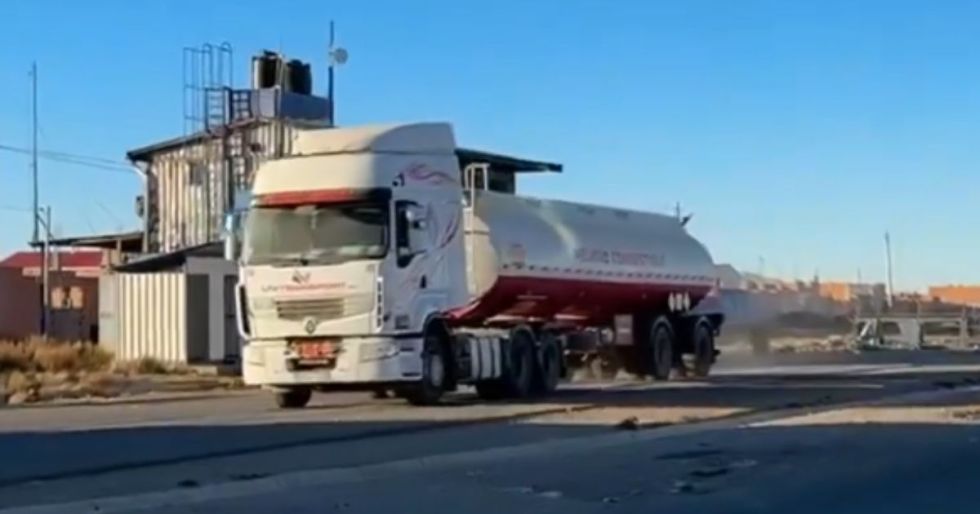 Cisternas llegan a La Paz y refuerzan la normalización del suministro de combustibles