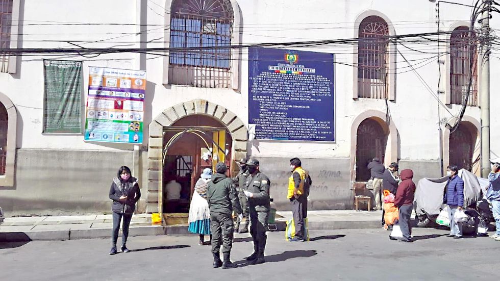 Hallan sin vida a una mujer y a un hombre al interior del penal de San Pedro en La Paz