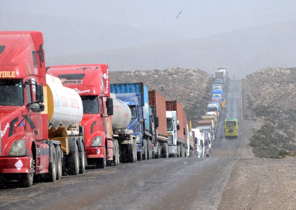 Transporte Pesado de Oruro reporta que el 95% de sus camiones está varado por los bloqueos