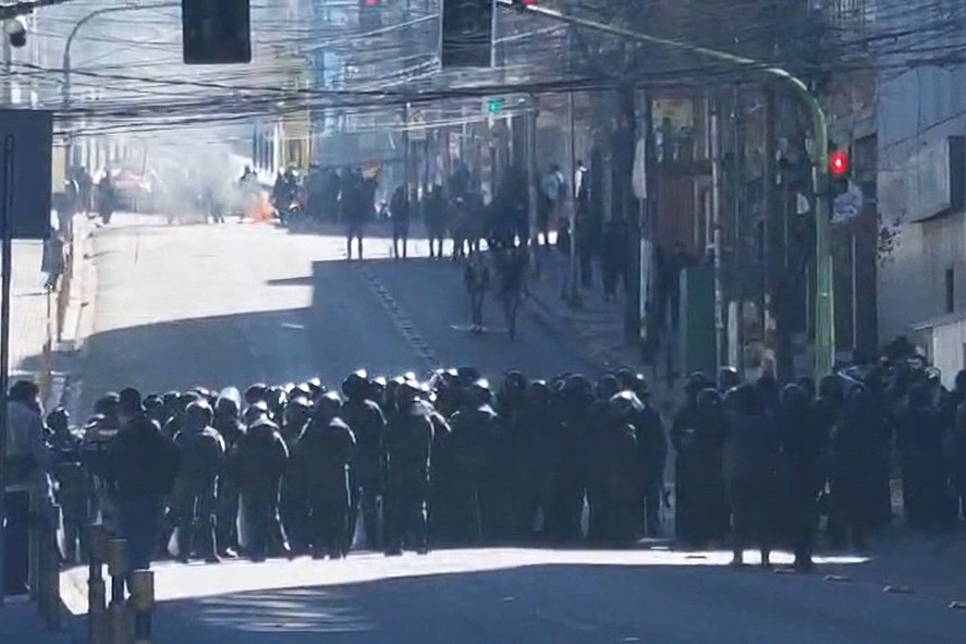 Enfrentamientos en el centro de La Paz dejan al menos cuatro aprehendidos