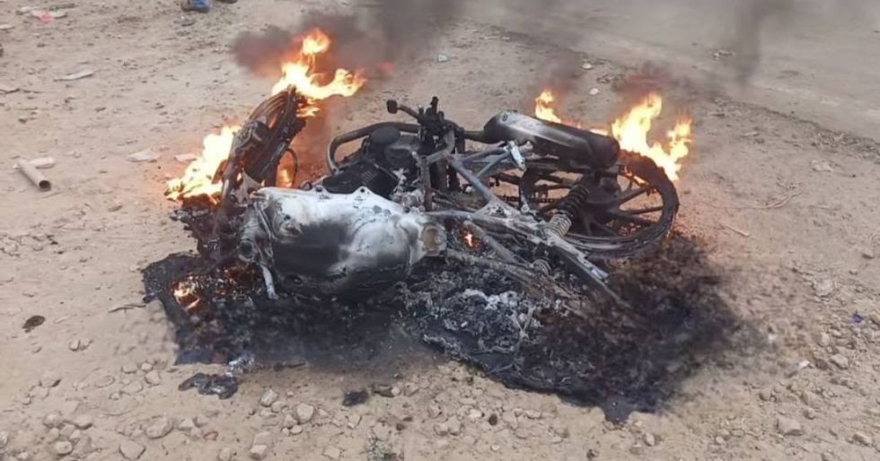 Quema de motocicletas marca operativo de desbloqueo en la ruta Santa Cruz–Beni