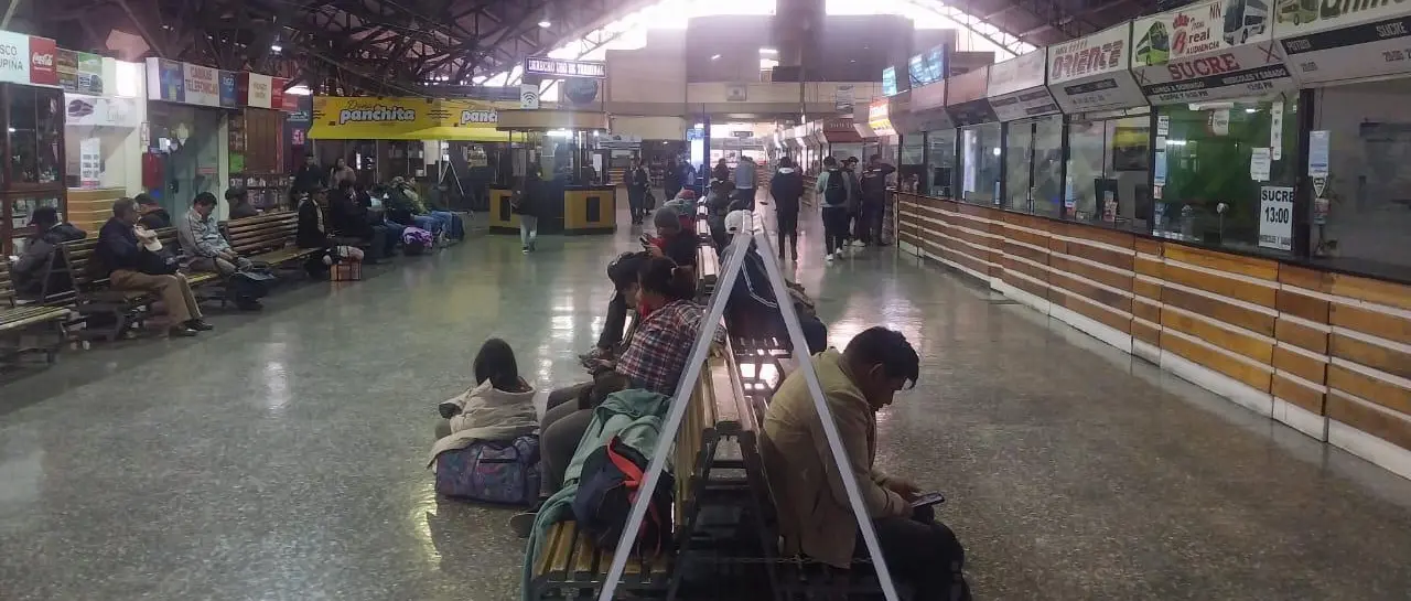 Se suspenden salidas de buses a Santa Cruz desde Cochabamba por derrumbes y escombros en la vía