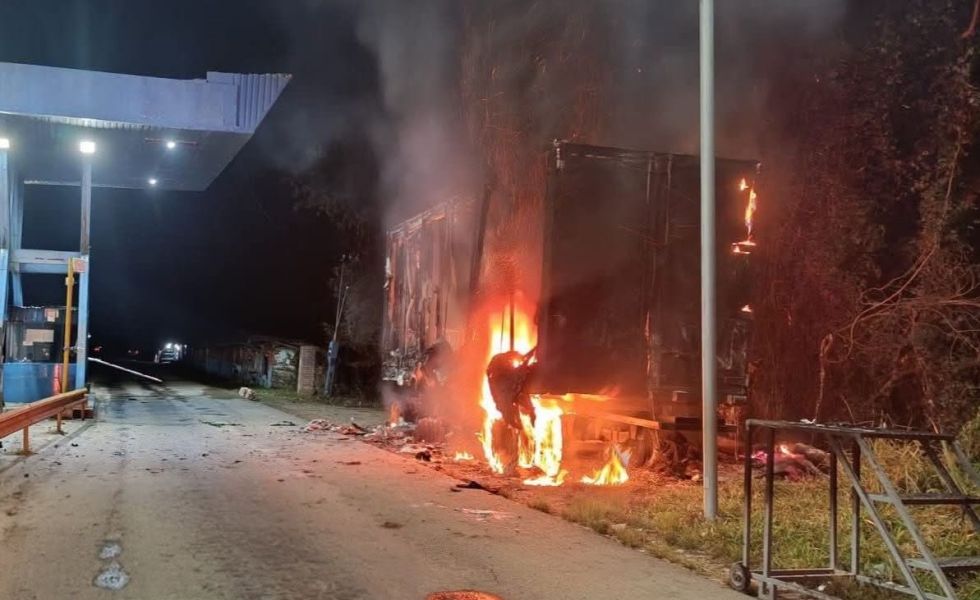 Incendian puesto policial de la Felcn en San Carlos