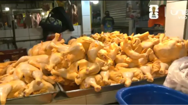 Bloqueos generan caída de precios del pollo y cerdo en Santa Cruz