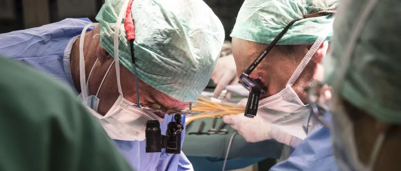 Hong Kong logra el primer trasplante hepático con microcirugía robótica en donante vivo