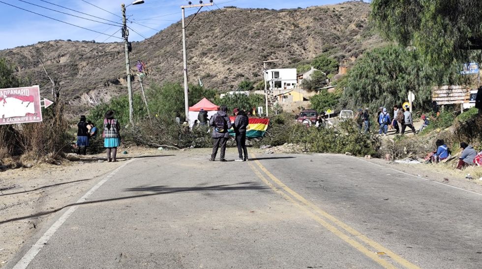 Campesinos mantienen el bloqueo en la ruta Sucre-Potosí