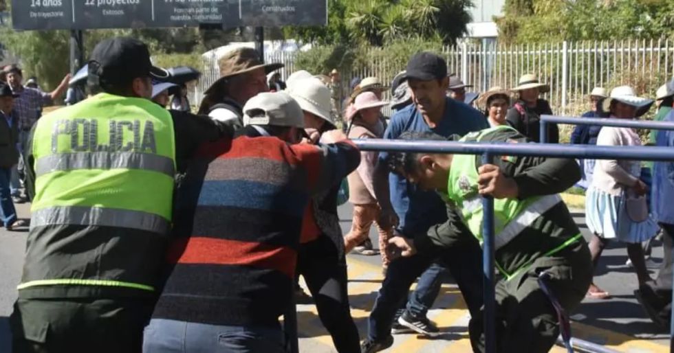 Lecheros protestan en el aeropuerto de Cochabamba por efectos de los bloqueos